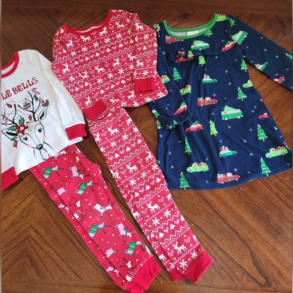 Christmas Pajama Bundle!❤️💚 5 pieces. 2T. - Picture 2 of 6